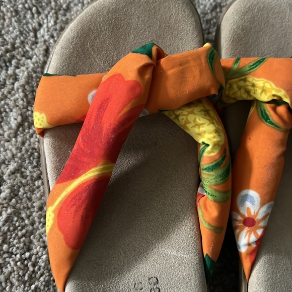 Orange island slipper shoes size 8. - Picture 2 of 5